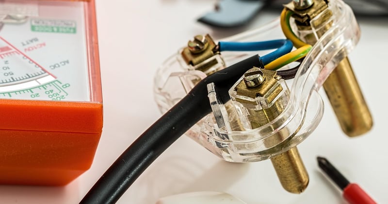 Installer une prise électrique en saillie : le guide pas à pas
