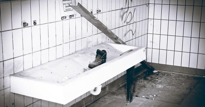 Peinture salle de bain humide : laquelle choisir pour éviter moisissures et cloques ?