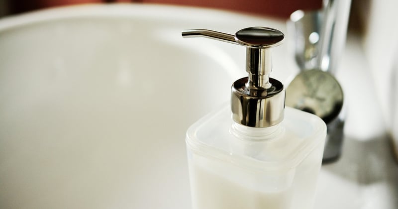 Déboucher une canalisation sans produits chimiques : 7 astuces naturelles qui marchent vraiment
