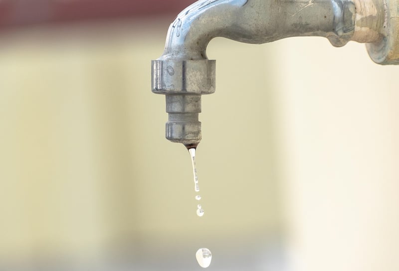 Réparer un robinet qui fuit goutte à goutte : guide complet 2026